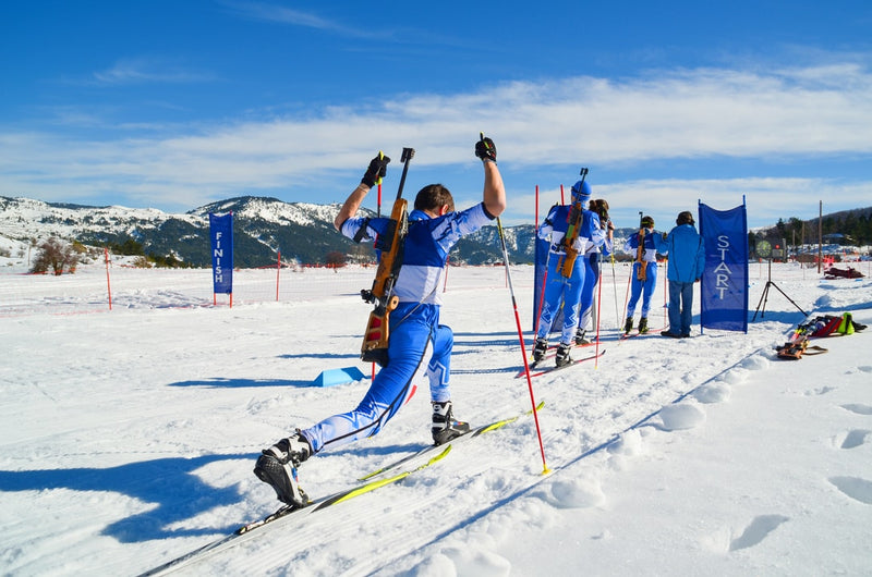 Foto von mehreren Biathleten im Bereich Spitzensport