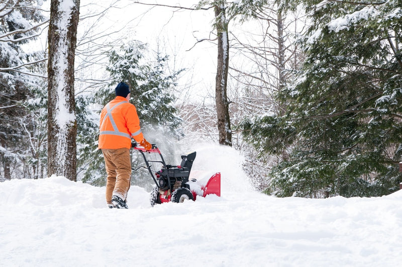 Foto von einem Winterarbeit mit einer Fräse im Schnee